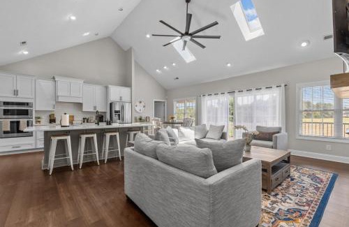Foxfire House | Luxurious Pine Manor Golf Front Estate