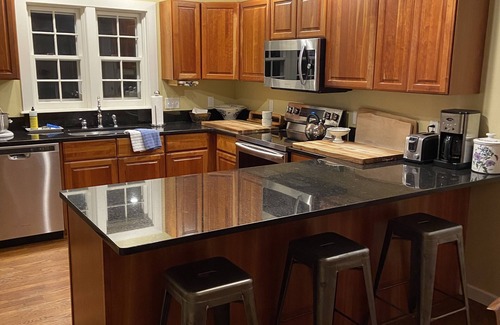 New London House | Luxurious, private & spacious house on 2 acres minutes from mountains/lakes.