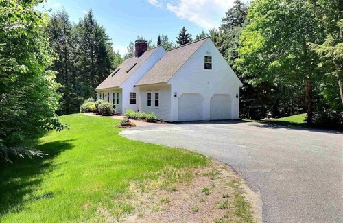 New London House | Luxurious, private & spacious house on 2 acres minutes from mountains/lakes.