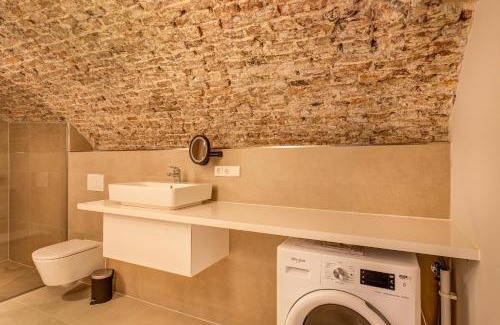 Utrecht City Center House | Luxurious renovated apartment in Utrecht City center with view on the old canal