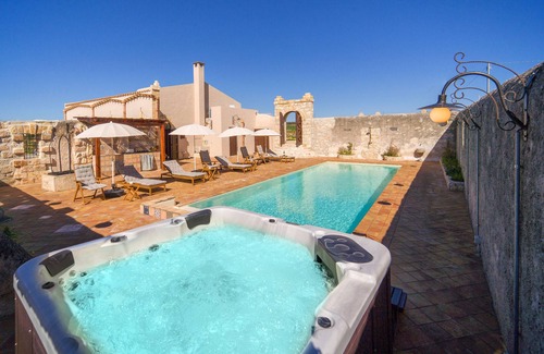 Menfi Villa | Luxurious renovated feud, sea view, heated pool, outdoor Jacuzzi