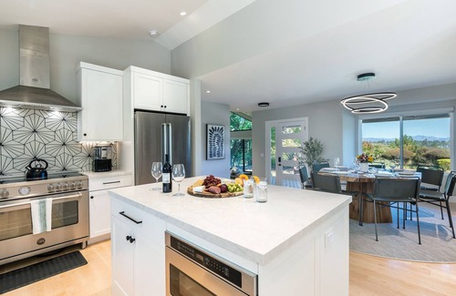 Graton House | Luxurious Retreat In The Vineyards Green Valley Oasis