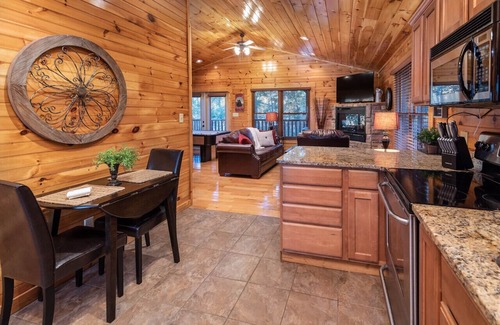 Hemlock Hills Cabin | Luxurious, Romantic, Cozy Cabin/Great Reviews/Close to Town/Clean/Hot tub!
