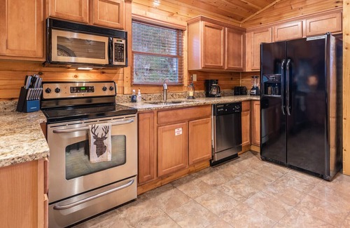 Hemlock Hills Cabin | Luxurious, Romantic, Cozy Cabin/Great Reviews/Close to Town/Clean/Hot tub!