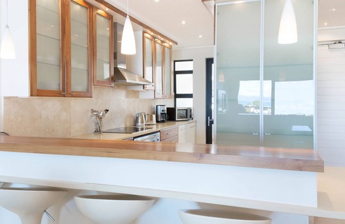 Hermanus City-Centre Apartment | Luxurious Seafront Apartment in the Heart of Historic Hermanus