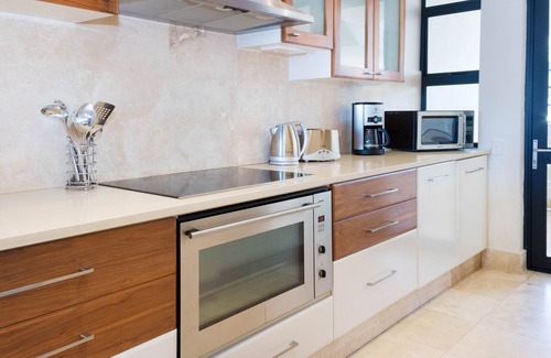 Hermanus City-Centre Apartment | Luxurious Seafront Apartment in the Heart of Historic Hermanus