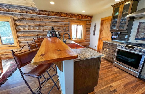 Mancos Cabin | Luxurious, secluded log cabin. Mountain views. Sauna, hot tub. 3 primary suites.