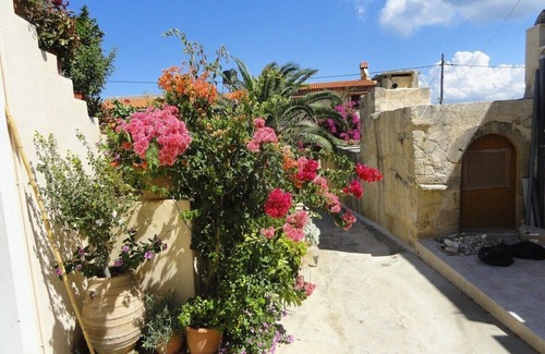 Kaliviani Apartment | Luxurious stone cave with pool and sea view