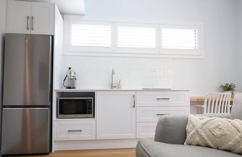 Anna Bay Cottage | Luxurious studio, across road from ocean