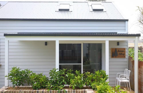 Anna Bay Cottage | Luxurious studio, across road from ocean