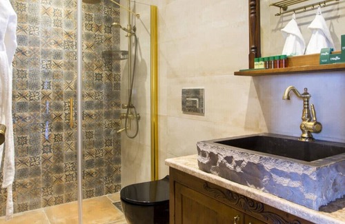 Orhangazi House | Luxurious Suits Surrounded by Nature with Jacuzzi & Shared Pool in Bursa