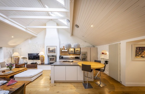 Grand Canal Dock Apartment | Luxurious three bedroom apartment in Mews building 10min from St Stephen's Green