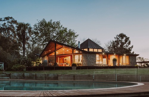 Yarra Junction House | Luxurious Unique, Private Paradise-Kangaroo Manor