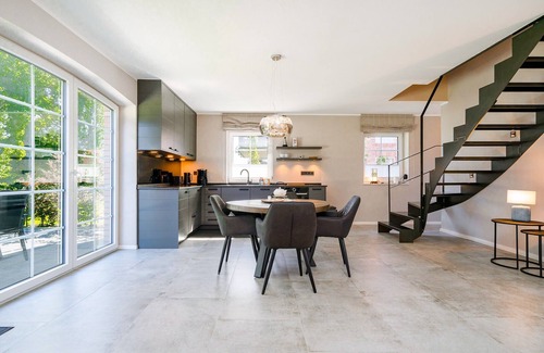 Eilsum House | Luxurious vacation home "Wind in the trees" directly on the water near Greetsiel
