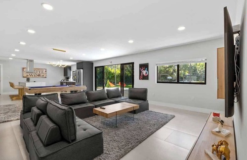 Golden Glades Villa | Luxurious Villa | Treehouse Oasis Pool & Jacuzzi