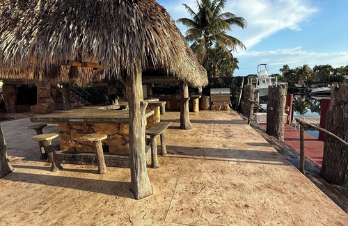 Keystone Point Villa | Luxurious Waterfront Villa Tropical OASIS!
