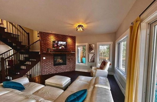 Namur House | Luxurious Waterfront 6 BDRM Chalet w/ Billiards, Game Room & Unforgettable Views