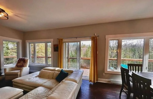 Namur House | Luxurious Waterfront 6 BDRM Chalet w/ Billiards, Game Room & Unforgettable Views