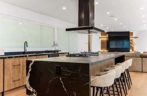 Georgian Bluffs Cottage | Luxurious Waterfront 5BR w/Kings Beds & Hot Tub