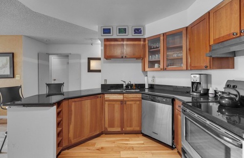 Downtown Denver Condo | Luxury 1-bedroom, 1.5 bathroom condo in Downtown Denver, Pool, Fitness Center