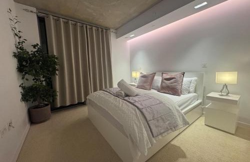 Docklands Apartment | Luxury 1 Bedroom Apartment In London with Free parking