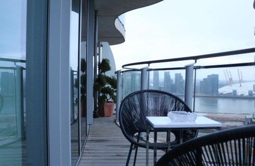 Docklands Apartment | Luxury 1 Bedroom Apartment In London with Free parking