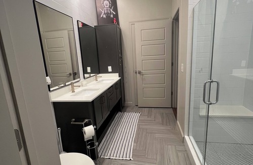 South Tuxedo Park Condo | Luxury 1-bedroom condo with skyline city view with patio and balcony access