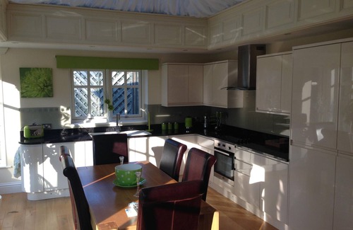 Wooburn Moor House | Luxury 1 Bedroom House with an Orangery kitchen and large lounge