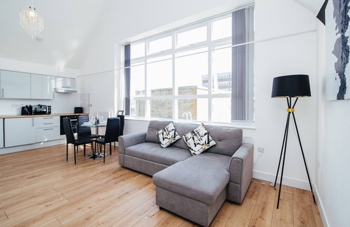 Luton Apartment | Luxury 1 Bedroom Penthouse Apartment - City View