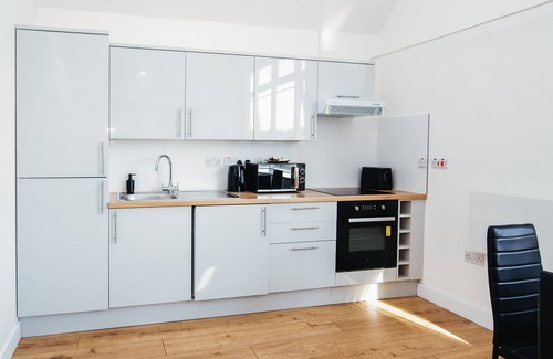 Luton Apartment | Luxury 1 Bedroom Penthouse Apartment - City View