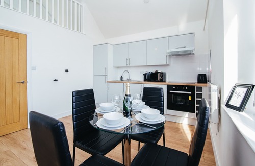 Luton Apartment | Luxury 1 Bedroom Penthouse Apartment - City View