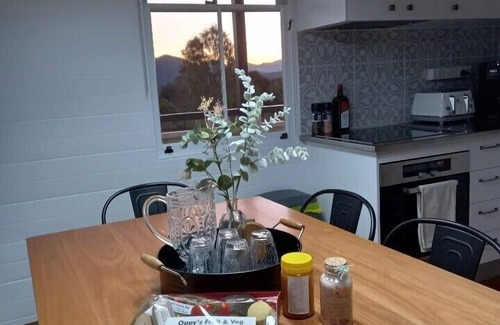 Mount Alford Cottage | Luxury 100yr old workers cottage close to wineries & wedding venues