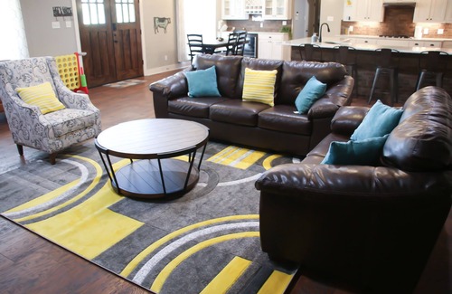 Aurora House | Luxury 11BR, 13Bath, 6500SFT, 26acre Ranch Resort with Game Rm, Pool - Sleeps 50