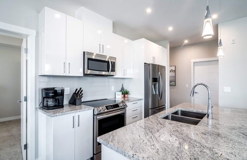 Chilliwack Proper Village West Apartment | Luxury 180 Mountain W/2 Kings