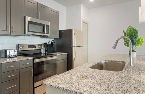Vista Del Pueblo Apartment | Luxury 1BR Near The Airport 4386