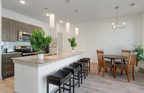 Vista Del Pueblo Apartment | Luxury 1BR Near The Airport 4386