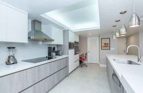 Delray Beach Apartment | Luxury 2/2 Apartment Mins from beaches, Wifi, Pool, Tennis
