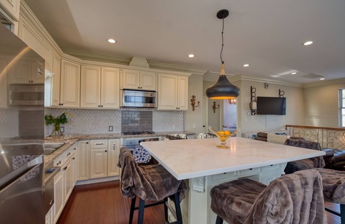 Old Town Apartment | Luxury 2 bed 1 bath in nice neighborhood.