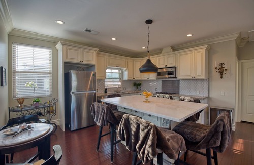 Old Town Apartment | Luxury 2 bed 1 bath in nice neighborhood.