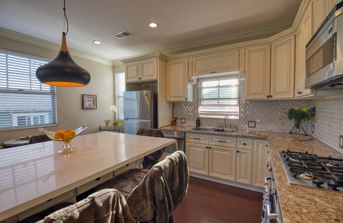 Old Town Apartment | Luxury 2 bed 1 bath in nice neighborhood.