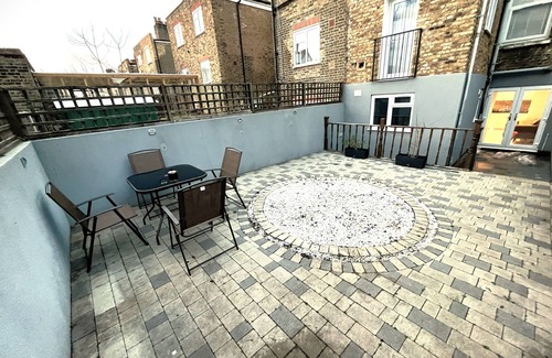 Harrow Road Apartment | Luxury 2 bed garden flat near Paddington!