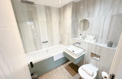 Newcastle-upon-Tyne Apartment | Luxury 2 Bed - FREE Private Parking - Contractors
