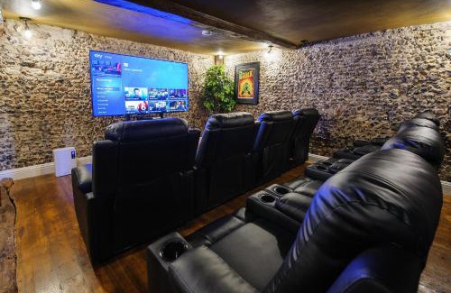 Saffron Walden House | Luxury 2 Bed Manor House Hot Tub Cinema Room SkyTV