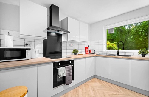 Sutton Coldfield Apartment | Luxury 2 Bed * Parking * Garden