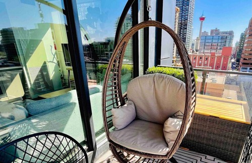 Connaught Condo | Luxury 2 Bed, Private XL Balcony Downtown, Free Parking