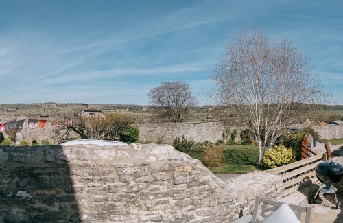 Middleham Cottage | Luxury 2 bed village retreat with 4 pubs & garden with views