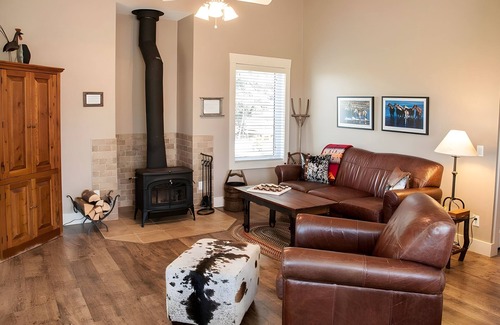 Strathmore Cabin | Luxury 2 Bedroom Cabin