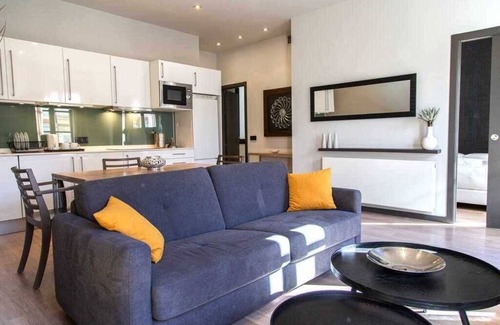 Gothic Quarter Apartment | Luxury 2 bedroom 2 bathroom apartment with balcony