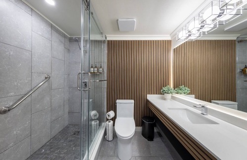 Coal Harbour House | Luxury 2 Bedroom 2 King Beds in Hotel Downtown