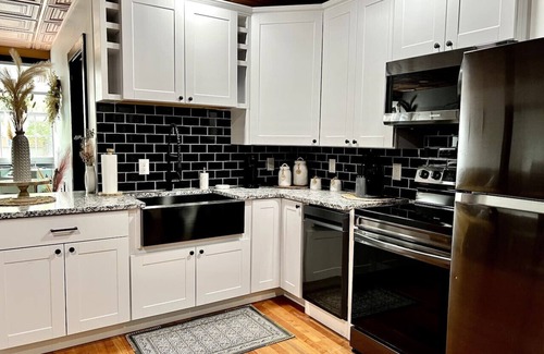Milford Apartment | Luxury 2 bedroom Apt. Near DE Turf & Beaches!